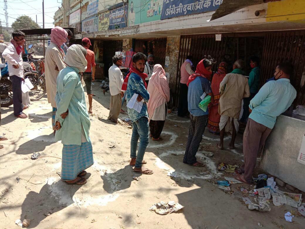नगर में रखा जा रहा है सोशल डिस्टेंस का ख्याल ,नगर में खुली दुकानों पर बनाए घेरों में खड़े हो सामान ले रहे हैं ग्राहक