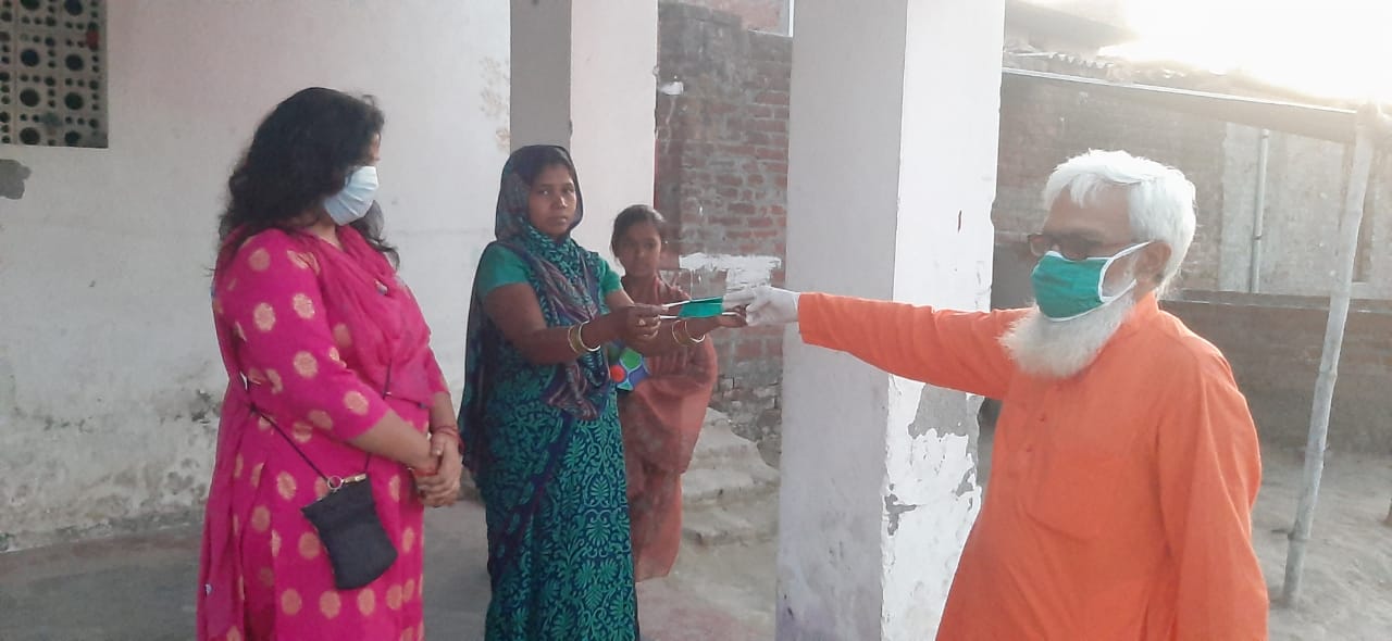 आज फिर बांटे मास्क भूख से बिलखते लोगों को खिलाया खाना