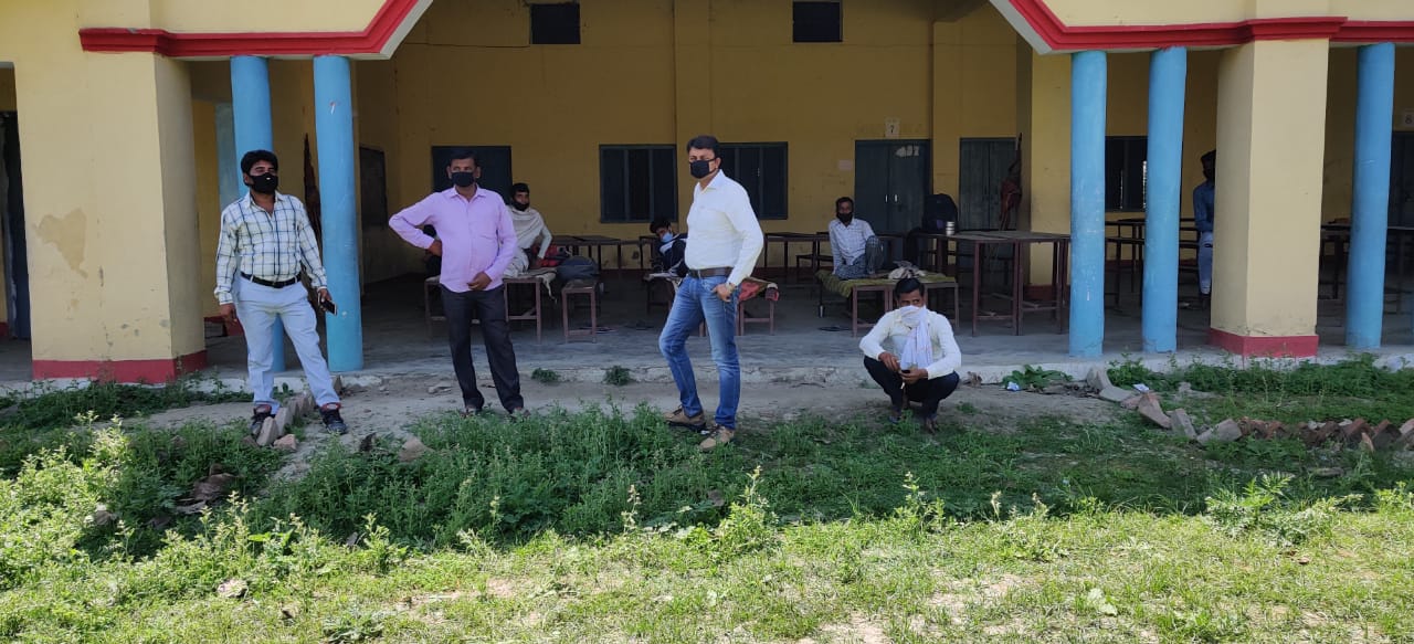 बाहर से आए हुए लोगों को स्कूल में ठहराया