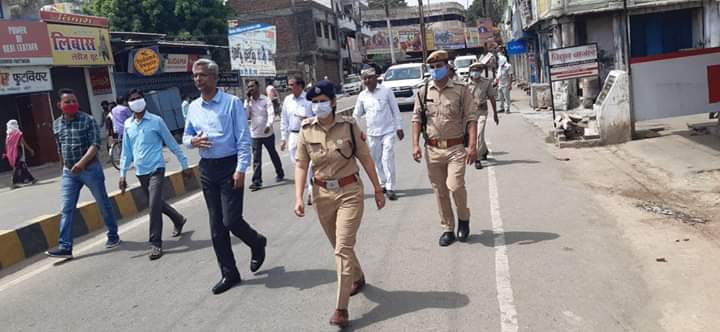 जिलाधिकारी खीरी पुलिस अधीक्षक खीरी द्वारा संपूर्ण शहर क्षेत्र का भ्रमण किया