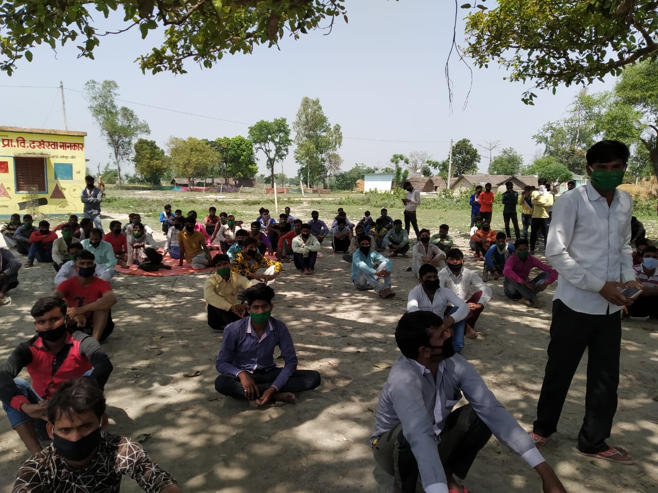 खैरहना प्राथमिक विद्यालय में बनाए गए आइसोलेशन वार्ड में 35 से 40 लोग बाहर से रखे गए खाने की व्यवस्था की गई