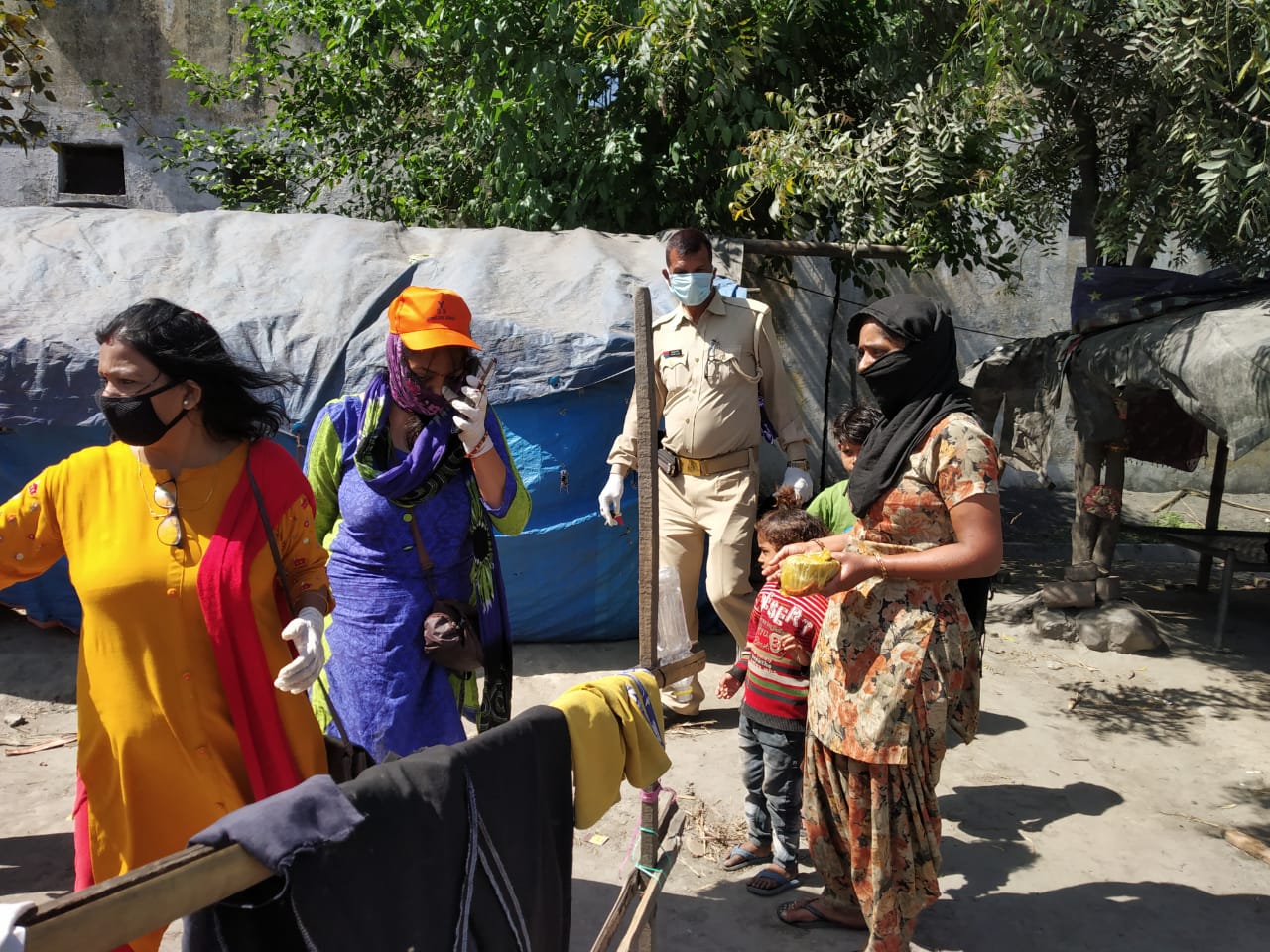 नगर अध्यक्ष श्रीमती बीना गुप्ता लाक डाउन के चलते पीड़ित राहगीरों के घरों में जाकर राहत सामग्री प्रदान की