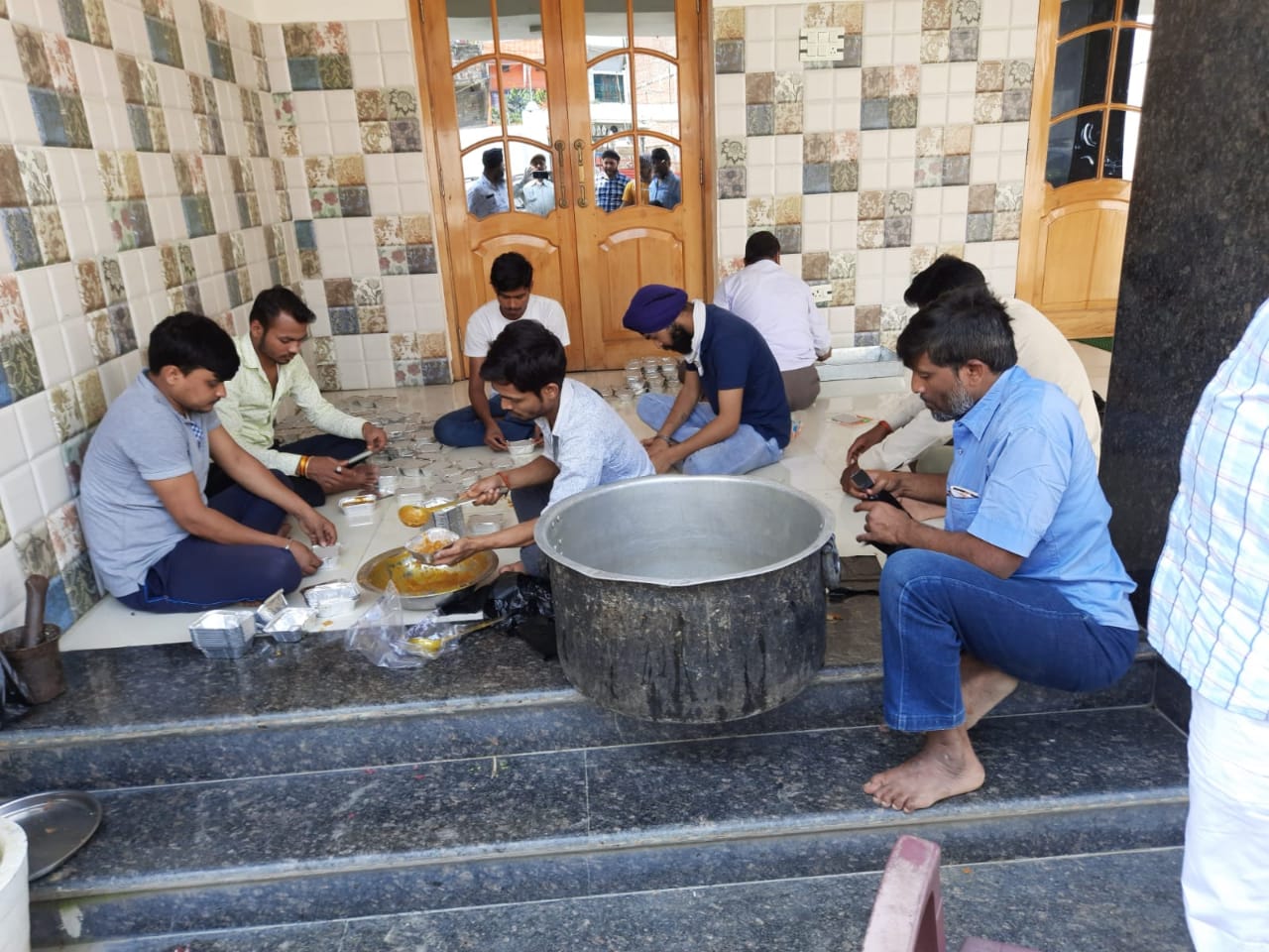 बेतिया : एक बार फिर रेडक्रॉस सोसायटी ने किया भोजन वितरण।।