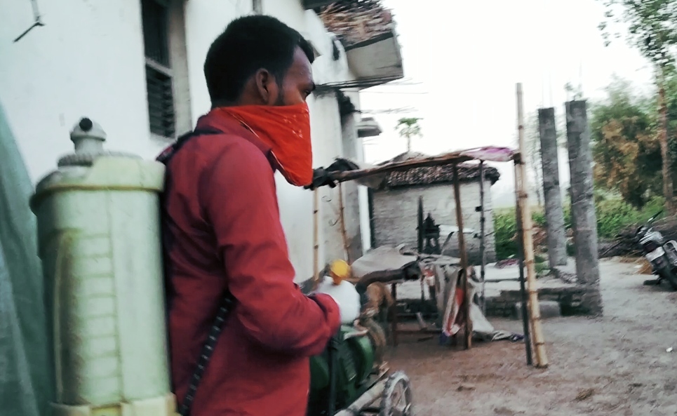 पंचायत के घरों को सेनेटाइजर कर रहे राजद के युवा नेता। ।