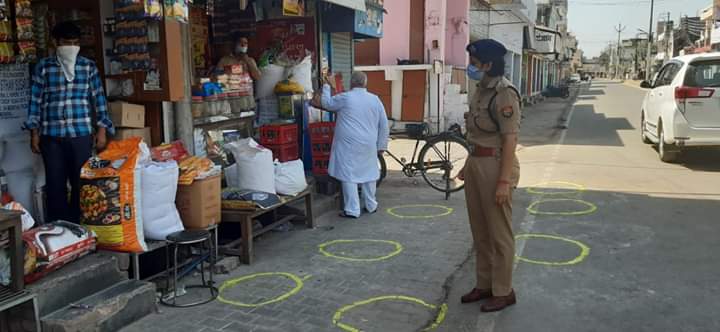 पुलिस अधीक्षक महोदय खीरी द्वारा संपूर्ण शहर क्षेत्र का भ्रमण किया