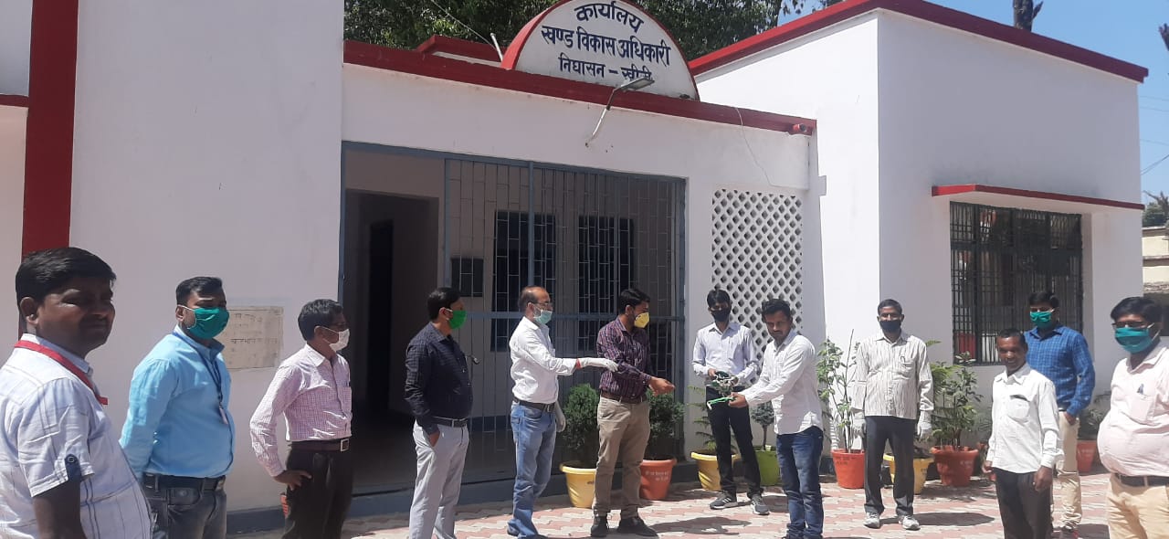 कोरोना जैसी महामारी के बचाव हेतु खंड विकास अधिकारी आलोक वर्मा जी ने सभी अधिकारियों को मास्क वितरण किया