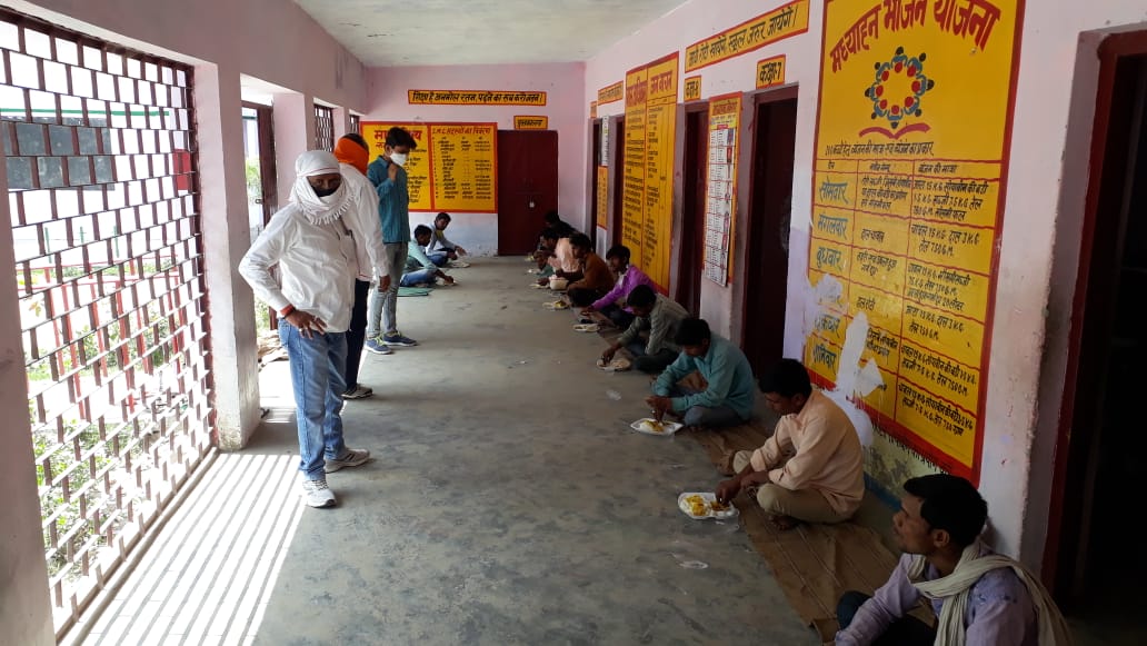 ग्राम प्रधान यशपाल सिंह विकास अधिकारी शिव प्रकाश दुबे रोजगार सेवक तिलकराम बाहर से आए लोगों को मास्क वितरण किया