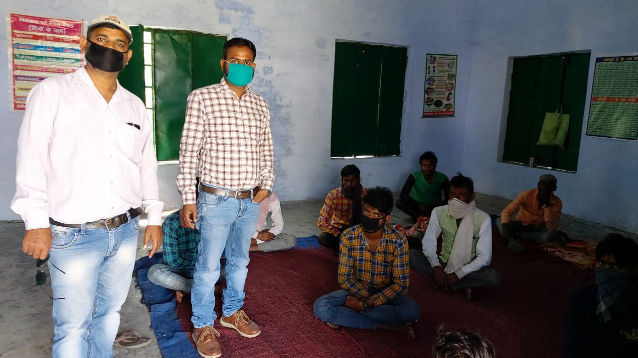 राष्ट्र को समर्पित होकर काम कर रहे हैं ग्राम विकास अधिकारी ने वार्ड में पहुंचकर ग्रामीणों का जाना हाल