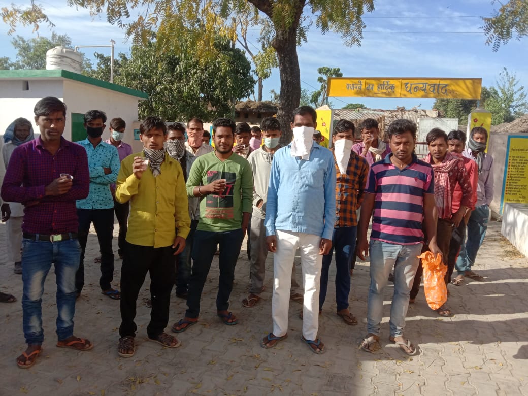 पूर्व प्रधान द्वारा प्राथमिक स्कूल में जो ठहराए गए थे लोगों को चाय व नाश्ता की व्यवस्था कराई गई