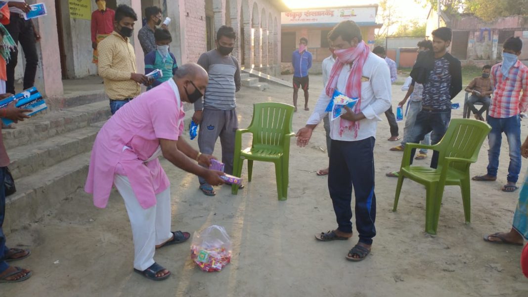 क्वॉरेंटाइन में रखे गए संदिग्धों के बीच मुखिया पति ने राहत व बचाव सामग्री का किया वितरण।