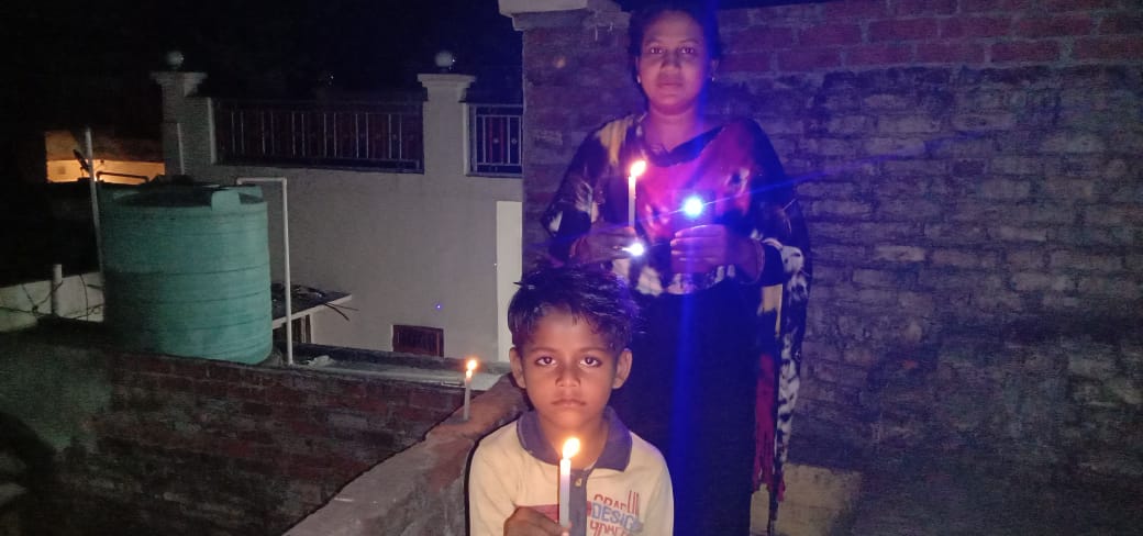 प्रधानमंत्री के आवाहन पर लोगों ने 9 मिनट तक जलाया दिया, घरों की सभी लाइटें रही बंद