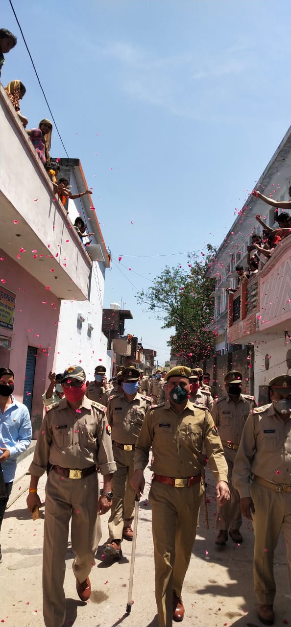 लखीमपुर खीरी में फ्लैग मार्च पर निकले पुलिसकर्मियों पर लोगों ने की फूलों की बारिश
