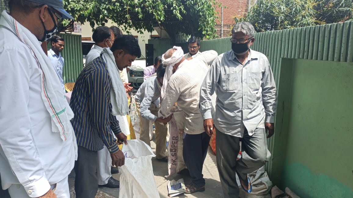 लगभग 4 दर्जन से ज्यादा उन गरीबों को जिनके पास ना राशन कार्ड नाही जॉब कार्ड जिन्हें 11 किलो की राहत सामग्री किट बना कर दी गई