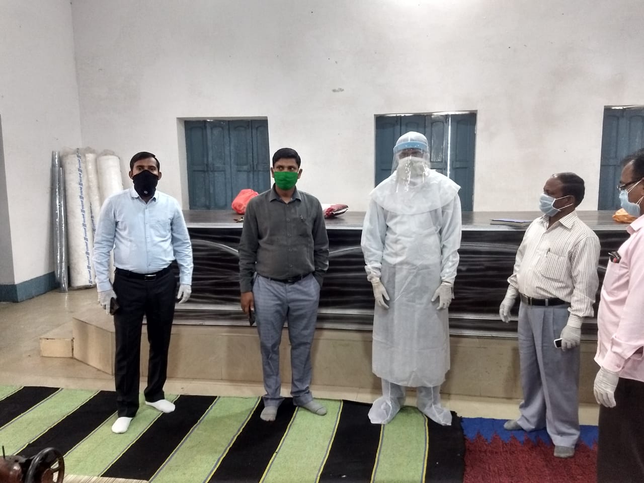 कोरोना योद्धाओं के लिए निघासन ब्लाक में तैयार की जा रही है पीपीई किट