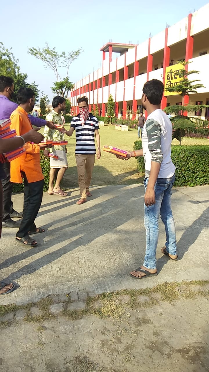हिंदू युवा वाहिनी नगर इकाई गोला द्वारा गोला में क्वांरटराइन मैं लंच पैकेट बांटे