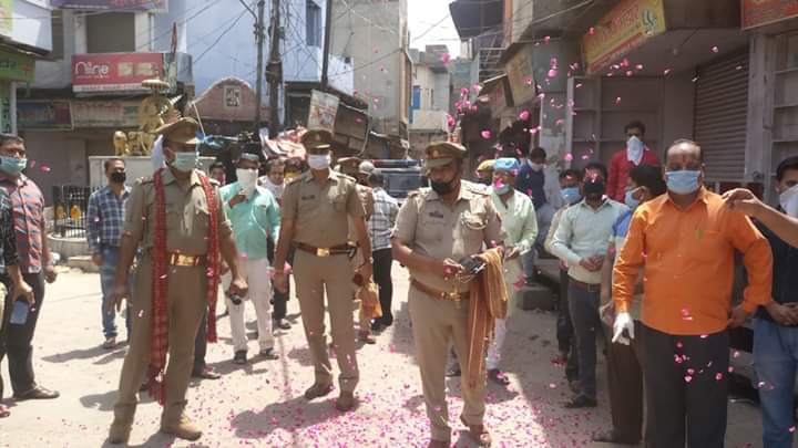 राया में मित्र पुलिस का अनोखा स्वागत कोरोना के खिलाफ जंग में पुलिस के प्रयासों पर दिया धन्यवाद