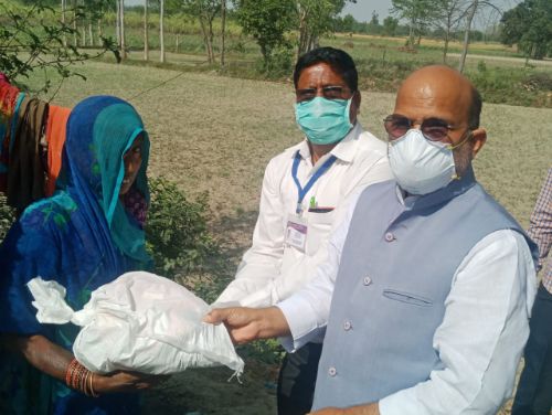 250 गरीब बेसहारा लोगों को विधायक ने बांटे राशन के पैकेट।  रिपोर्ट :- पंकज कुमार सिंह।