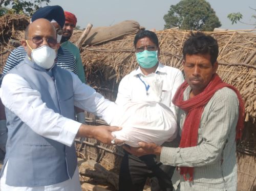 गरीब बेसहारा लोगों को विधायक ने बांटे 250 राशन के पैकेट।। रिपोर्ट :- बाल्मीकि सिंह।