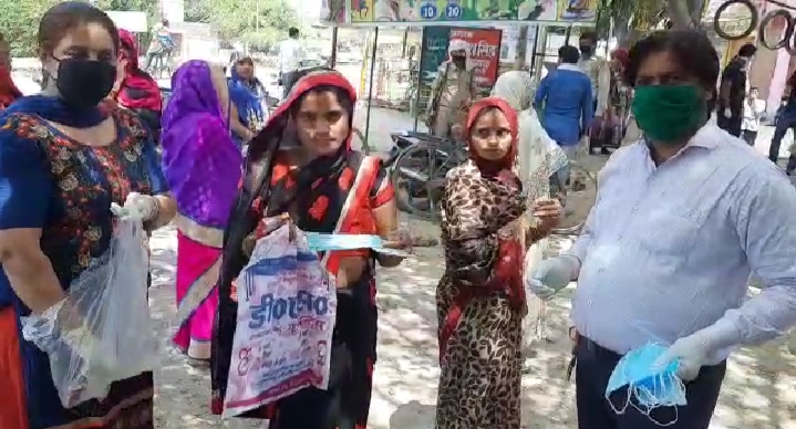 क्रांतिकारियों ने महिलाओं हो बांटे मास्क व साबुन