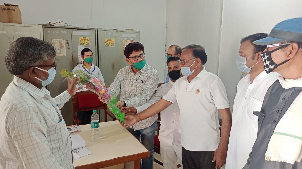 कांग्रेस कार्यकर्ताओं ने पुष्पगुच्छ उप जिलाधिकारी, क्षेत्राधिकारी, न0प0 अध्यक्ष कोतवाल के भेंट कर उनका धन्यवाद ज्ञापित किया