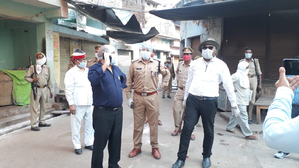 धौराहरा कस्बे को पूर्णता किया गया लाक डाउन