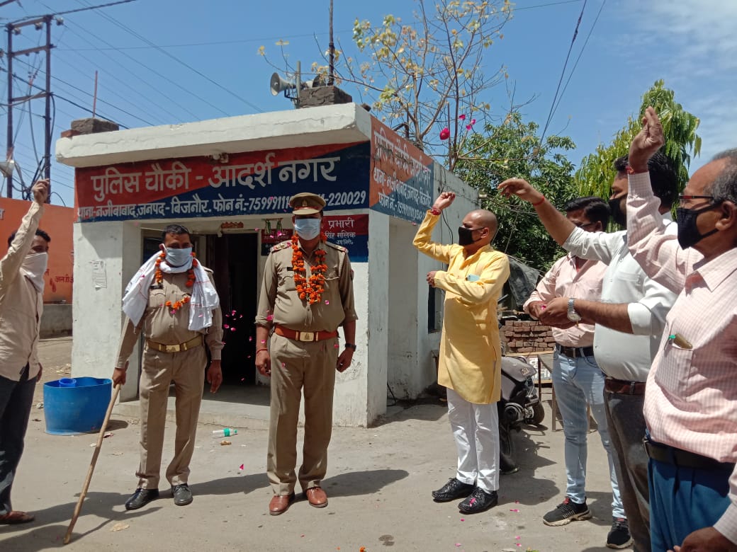 पुलिस कर्मियों का फूल मालाओं से किया स्वागत