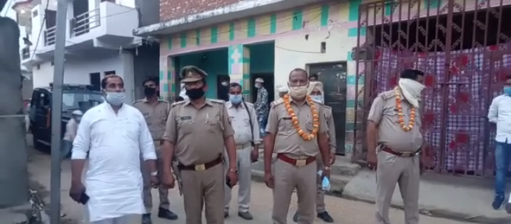 पुलिस कर्मियों का फूल माला पहनाकर व शाल उड़ाकर किया सम्मानित