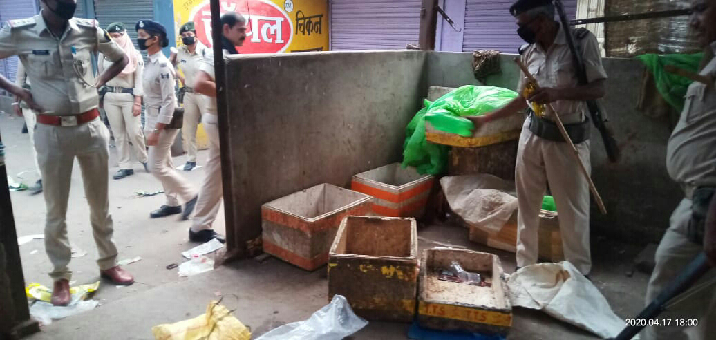 बेतिया मीना बाजार से एक झोला चुलाई शराब बरामद सूचना पाकर पहुची पुलिस ।।