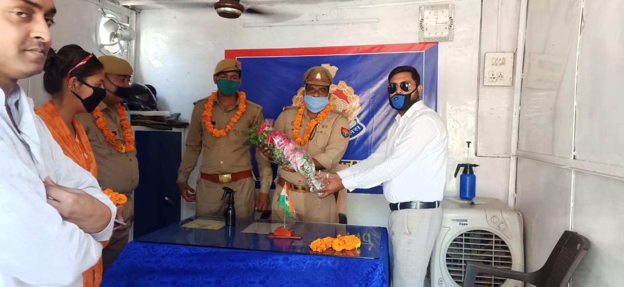युवा कांग्रेस के जिला अध्यक्ष रियाज अहमद मोनू ने अपनी टीम के साथ पत्रकारों पुलिसकर्मियों को किया सम्मानित