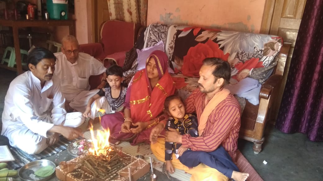 भारतीय जनता पार्टी मंडल अध्यक्ष प्रज्ञानंद श्रीवास्तव कोरोना वायरस के चलते  हवन पूजन का शुभारंभ कराया