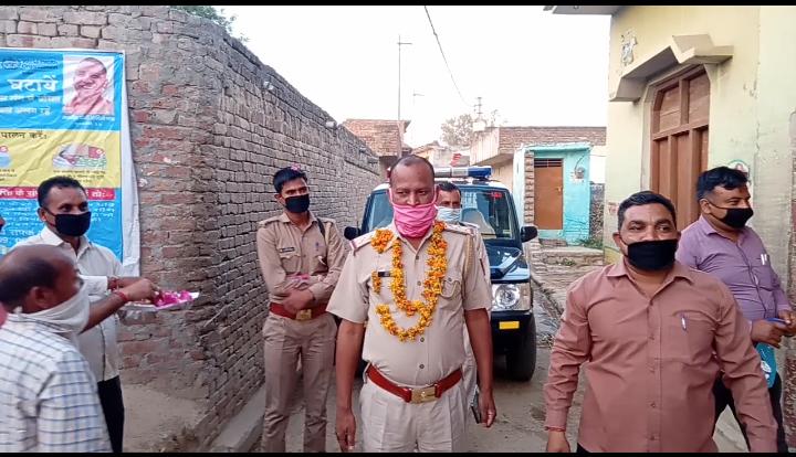 लॉक डाउन के चलते पुलिस कर्मियों पर फूलों की बरसात की।