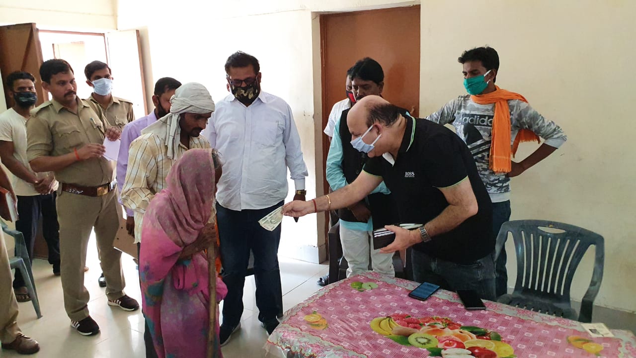पलिया विधायक रोमी साहनी ने अन्य प्रदेशों में फंसे लोगों के खातों में गरीब जरूरतमंदों के बैंक खाते में डलवाए रुपए व गरीब जरूरतमंदों को दी नगद धनराशि 