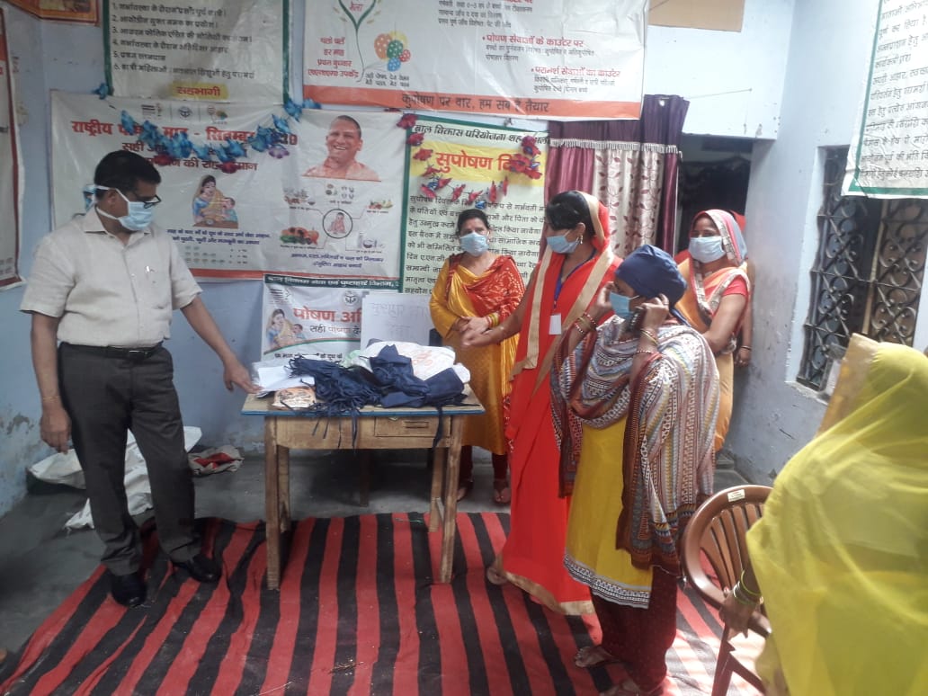 मण्डलायुक्त ने किया आंगनबाड़ी केन्द्र का निरीक्षण ,लाॅकडाउन मेें महिलाओं को घर-घर वितरित किया जा रहा पोषाहार