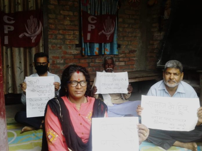 बेतिया : भाकपा जिला मंत्री ने अपने चनपटिया आवास पर विभिन्न मांगों को लेकर उपवास रखा।।