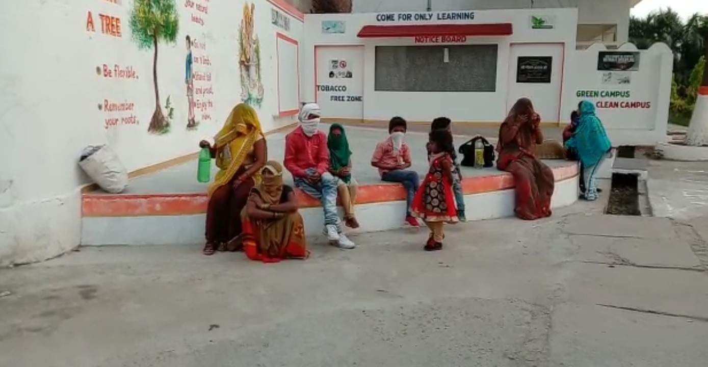 बांदा, बबेरू में राजस्थान से वापस लौटे बाइक सवार मजदूरों को प्रशासन ने रोककर किया क्वॉरेंटाइन