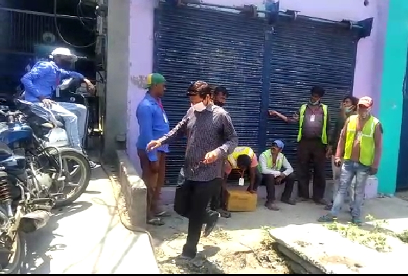 अलीगढ़ नाले में मिला अंग्रेजी शराब का जखीरा, सफाई करते समय दिखा शराब का जखीरा