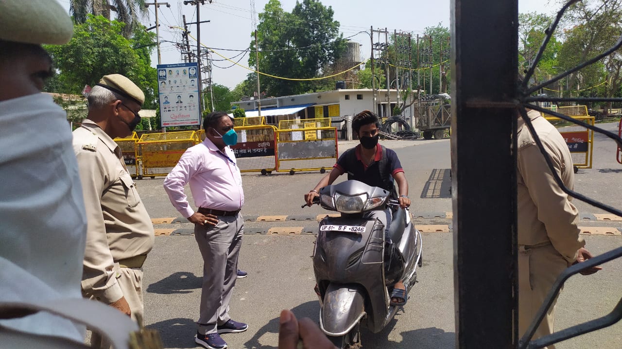 अलीगढ़: सड़कों पर उतरकर अधिकारियों ने कराया लॉकडाउन का पालन