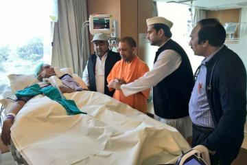 बीमार एनडी तिवारी से मिलने पहुंचे सीएम योगी आदित्यनाथ
