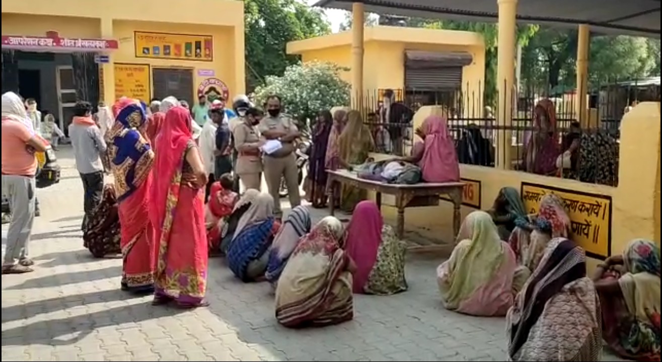 बांदा, कमासिन में खेतों से ट्रैक्टर में भूसा लाते समय HT लाइन की चपेट में आने से महिला की हुई मौत