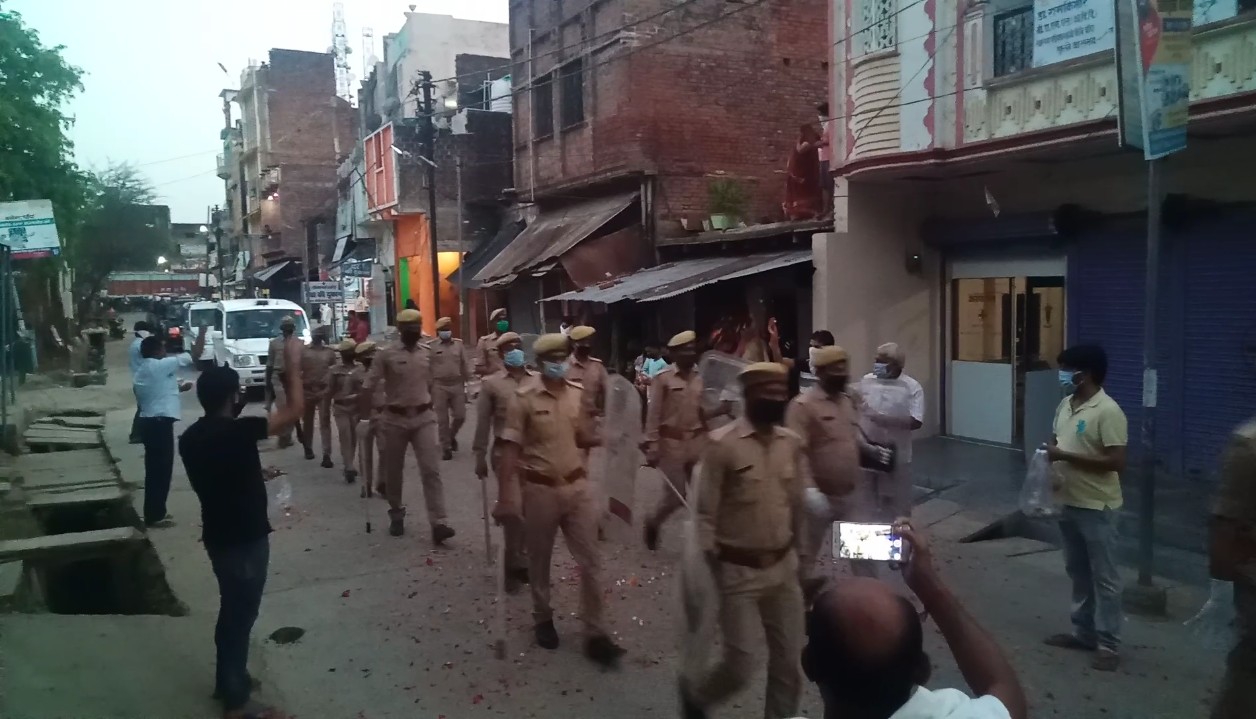 बांदा, बबेरू कस्बे में लॉकडाउन की सुरक्षा व्यवस्था को देखते हुए उपजिलाधिकारी व क्षेत्राधिकारी के नेतृत्व में निकाला गया पैदल मार्च