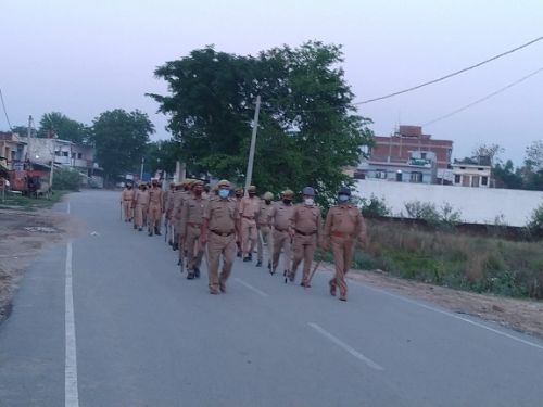 बलरामपुर लॉक डाउन के दृष्टिगत पुलिस ने किया पैदल /मोटरसाइकिल गस्त।    रिपोर्ट :- पंकज कुमार सिंह।