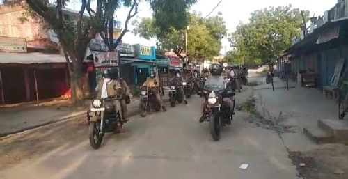 गोंडा लाक डाउन के तीसरे चरण को शख्ती  से पालन करने निकली पुलिस।। रिपोर्ट :- पंकज कुमार सिंह।