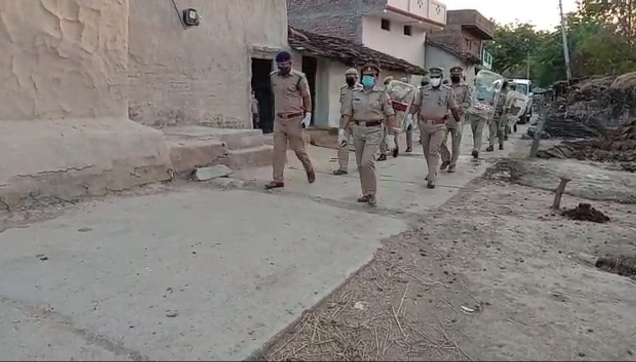 बांदा के शिव गांव की सुरक्षा व्यवस्था को देखते हुए क्षेत्र अधिकारी के नेतृत्व में निकाला गया पैदल मार्च