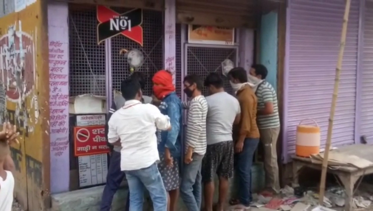 बांदा, बबेरू में प्रशासन के निर्देश अनुसार खोली गयीं शराब दुकानें ग्राहकों की दुकान खुलते ही लगी भीड़