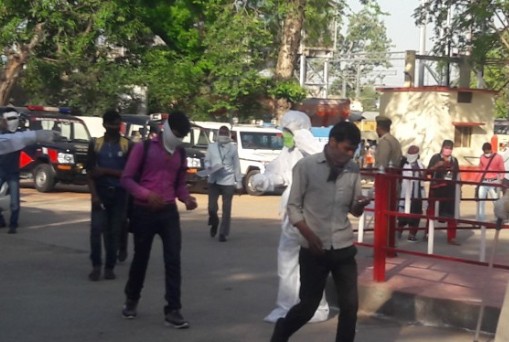 बांदा में गुजरात के सूरत से प्रवासी मजदूरों को वापस लेकर आई श्रमिक स्पेशल ट्रेन