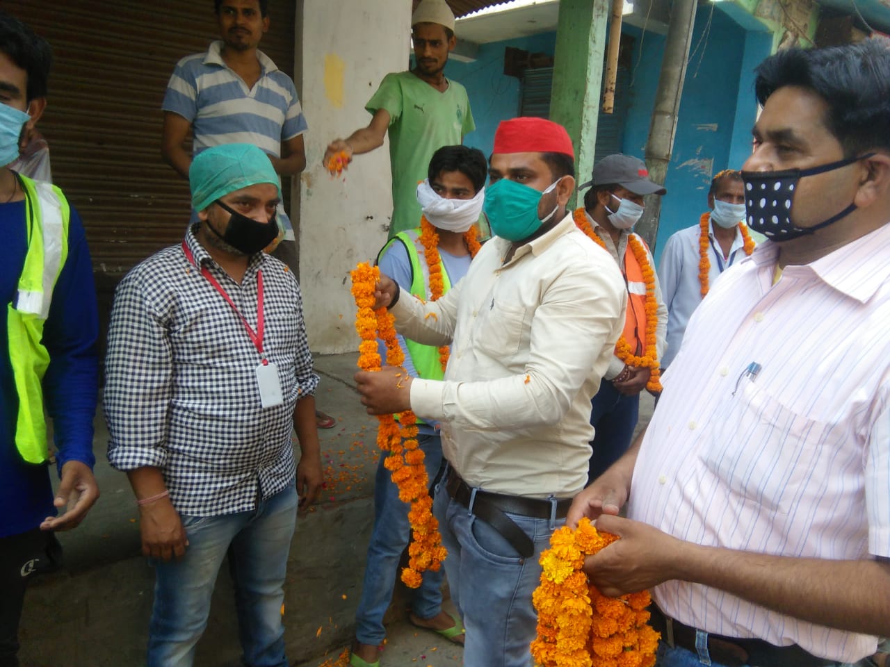जीवनगढ़ में कोरोना योद्धा सफाई कर्मियों का किया भव्य स्वागत, जान जोखिम में डालकर करते हैं सफाई