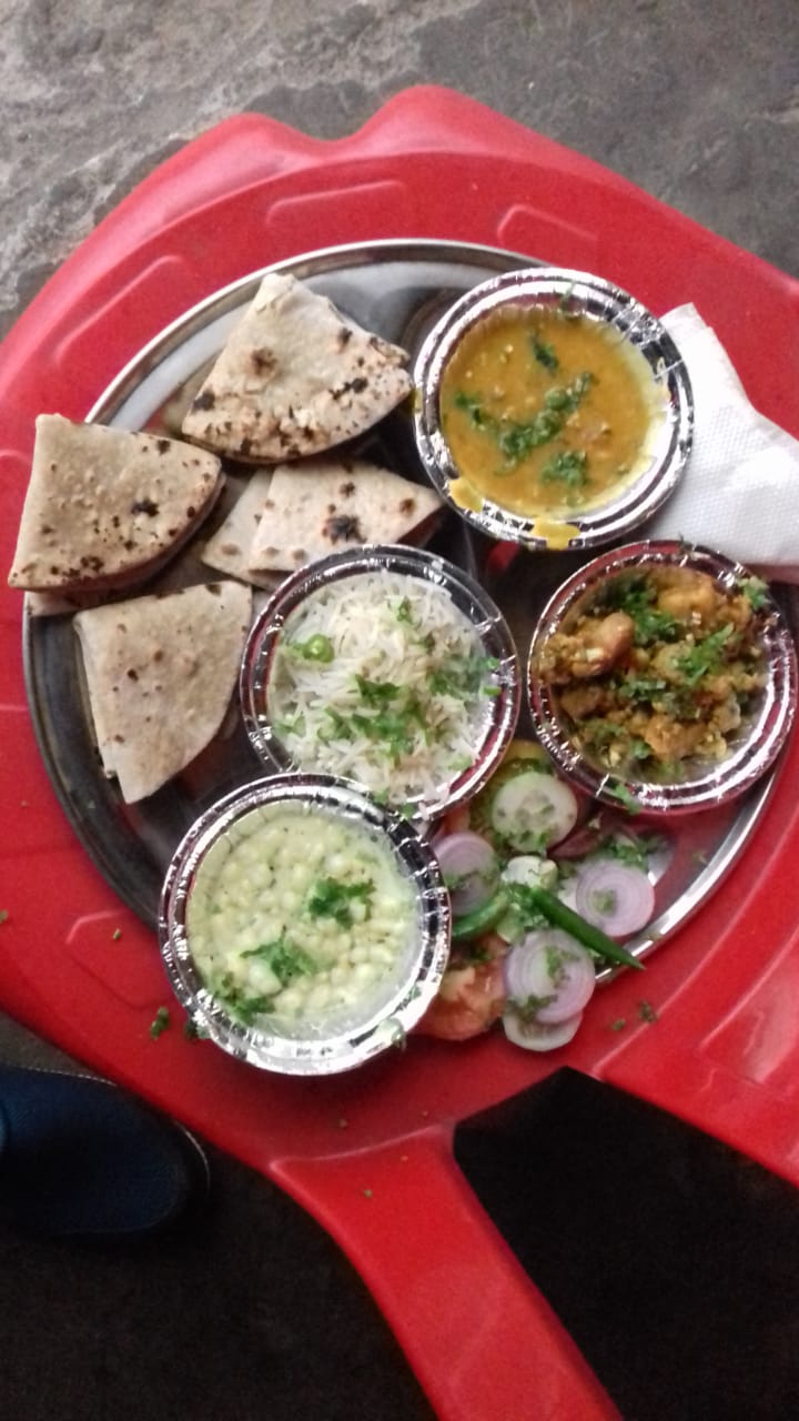 कोरोना मरीजों के लिए जिला प्रशासन खिला रहा है पौष्टिक आहार