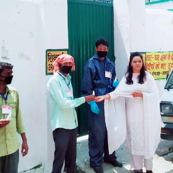 कोरोना संकट में सफाई कर्मियों के काम की हो रही सराहना, ऐसे किया जा रहा सम्मानित 