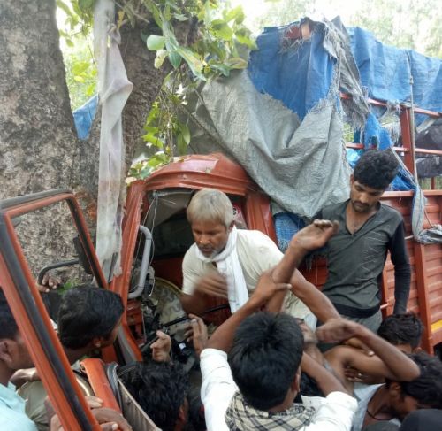 बहराइच भीषण सड़क हादसा में 35 से 40 मजदूर घायल एक की हालत नाजुक।