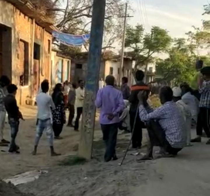 लॉक डाउन व सोशल डिस्टेसिंग की उड़ाई जा रही है धज्जियां